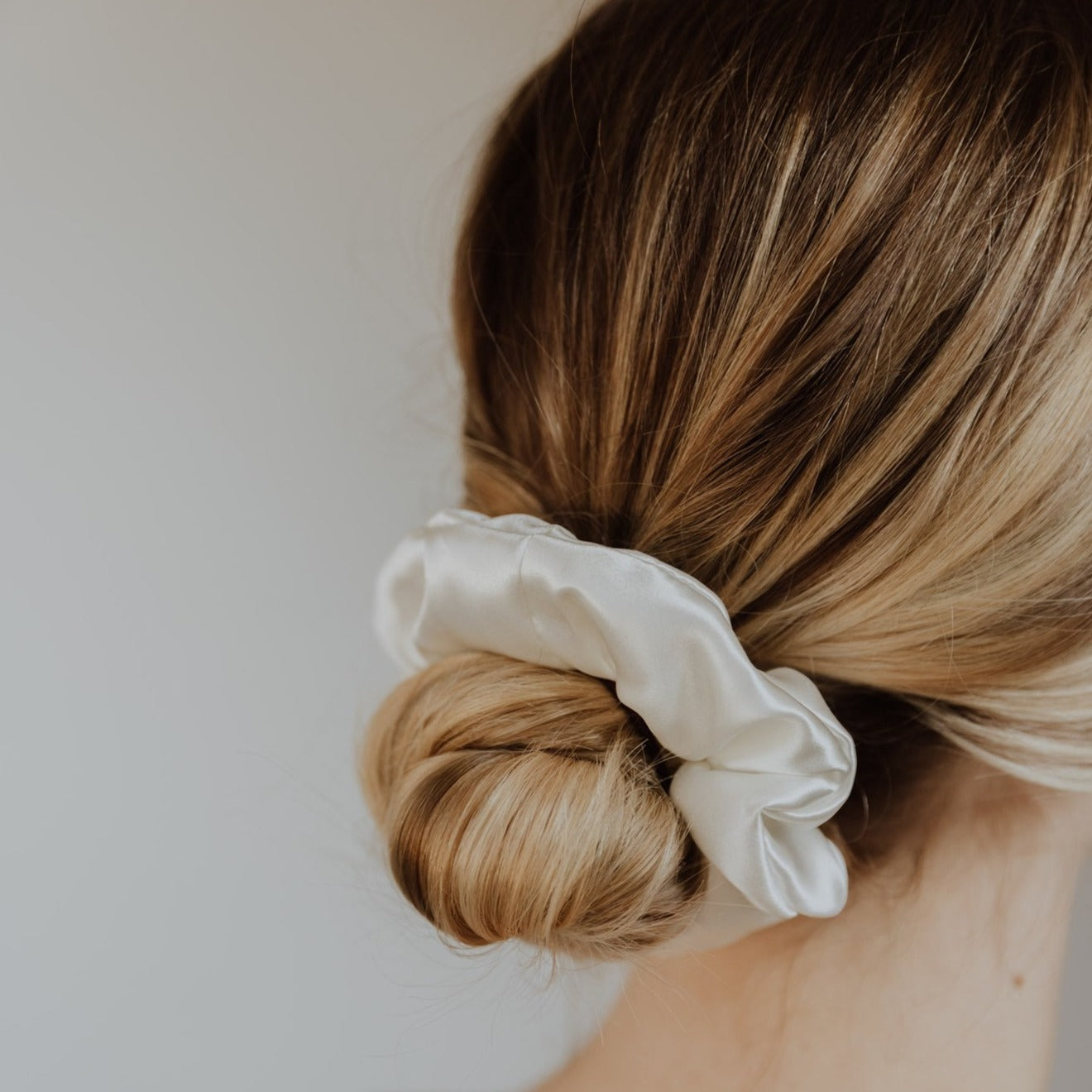 The Kate silk scrunchie medium white